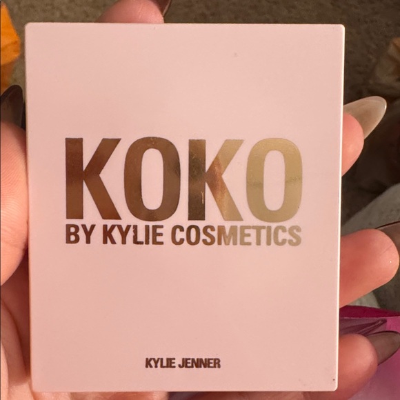 Kylie Cosmetics Koko Compact in Pink and Gold - Picture 1 of 2